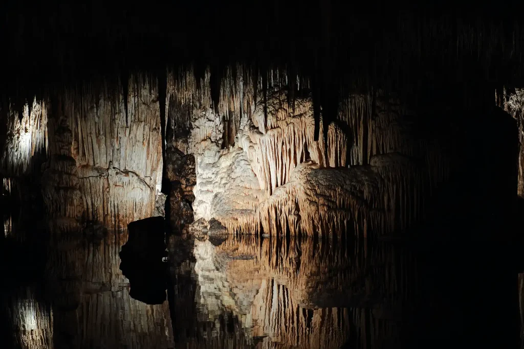 cuevas del dratch tobias unsplash